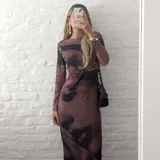 Vestido midi marrón con estampado abstracto en negro, de corte ajustado y manga larga.