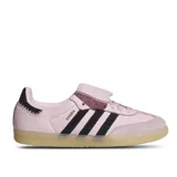 Championes Adidas Samba Lt W color rosa con detalles en negro y suela color caramelo.