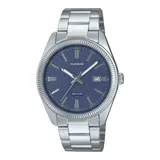 Reloj Casio de acero inoxidable con caja redonda de 38 mm y malla plateada. Presenta una esfera azul con acabado texturizado, índices y manecillas plateadas, y ventana de fecha a las 3.