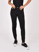 Jean negro de tiro alto, corte chupín, con cinco bolsillos y cierre de botón y cremallera.