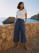 Pantalón capri azul marino con textura sutil, cintura elástica con cordón de ajuste y terminaciones con flecos en el ruedo.