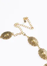 Cinto dorado de metal con eslabones de cadena y apliques ovalados con diseño vintage.