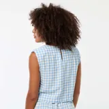 Top sin mangas con estampado vichy celeste y blanco, cuello redondo y lazos laterales.