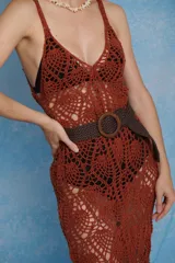 Vestido largo tejido a mano en crochet color marrón, de silueta ajustada, con escote en V y cinturón marrón con hebilla redonda.