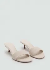 Sandalia destalonada de diseño minimalista con tira frontal ancha en tejido de algodón color beige y tacón kitten de madera de 4 cm.