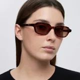 Lentes de sol con montura rectangular de diseño clásico en carey marrón y cristales polarizados en tono marrón.