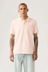 Remera polo Levi's color rosado pálido, confeccionada en tejido piqué, con cuello clásico y cierre frontal de dos botones.