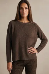 Sweater de tejido de punto color bordó, con cuello redondo, mangas largas y puños acanalados. Presenta un diseño de corte recto y textura suave.