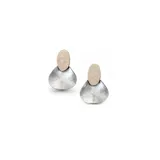 Aros colgantes de diseño escultórico elaborados artesanalmente en Grecia, con aplique ovalado superior de cuero texturizado en tono tostado y pieza inferior de cuero con acabado plateado texturizado. Cierre de pasante de plata 925.