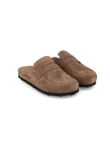 Zueco Hush Puppies modelo Aria Tan, confeccionado en gamuza de color marrón, con diseño tipo mocasín destalonado, suela de corcho y base de goma negra.