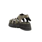 Sandalia de cuero color verde militar, con tiras anchas entrecruzadas, hebilla lateral y plataforma track color negro.