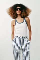 Musculosa de punto rib color blanco, con escote redondo y diseño ajustado.