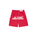 Short rojo de estilo bóxer con cintura elástica, botones frontales decorativos y estampa con texto en blanco.