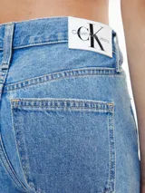 Jeans de tiro alto, pierna recta y lavado azul claro, confeccionados en denim rígido de algodón. Presentan roturas grandes en ambas rodillas.