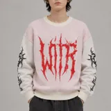 Sweater de tejido de punto con cuello redondo, mangas largas de color blanco con detalles negros estampados y cuerpo de color rosado con gran estampado frontal en color rojo. Cuenta con puños, cuello y ruedo en rib blanco.
