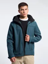 Campera de abrigo tipo softshell color azul marino, con capucha, cierre frontal y bolsillos laterales con cierre. Presenta interior en color negro y ajuste en los puños.