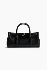 Cartera bandolera rectangular de tejido revestido en color negro, con doble asa superior y trabilla decorativa tipo cinturón con hebilla metálica en el frente. Cuenta con cierre magnético y compartimento interior.