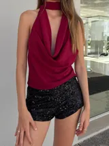 Top halter color borgoña con cuello choker y espalda descubierta.