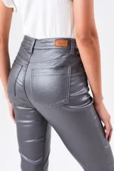 Pantalón gris metalizado de corte cropped y tiro medio.