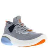Championes urbanos de tejido knit color gris, con sistema de cordones, detalles en color naranja y suela con diseño bicolor en blanco y celeste.