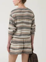 Sweater tejido multicolor con cuello redondo y mangas largas.