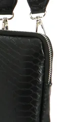 Porta celular negro con textura símil piel de serpiente, correa larga regulable y cierre de cremallera.