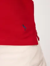 Remera polo azul marino de manga corta, con cuello en V sin botones y ribetes tricolores en el cuello y los puños.