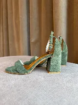 Sandalia de tacón cuadrado medio, confeccionada en tela tipo terciopelo color bordó, con tira delantera simple y pulsera ajustable al tobillo con hebilla metálica.