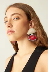 Aros colgantes con doble dije rectangular de resina, uno color crema y otro rojo con marco marrón.