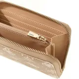 Billetera compacta Guess modelo Emelie, color marrón con estampado de logo y monograma en blanco. Presenta cierre perimetral, herrajes metálicos dorados y placa frontal con logo de la marca.