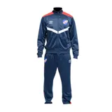 Conjunto deportivo Umbro del Club Nacional de Football, compuesto por campera con cierre frontal y pantalón largo. Diseño en color azul marino con detalles en rojo y blanco, incluyendo logos de la marca y escudo del club.