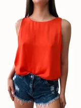 Blusa rosa sin mangas con espalda descubierta y lazo en la cintura.