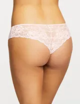 Panty estilo brazilian de encaje floral negro, con elástico ultraplano en la cintura y cobertura trasera mínima.