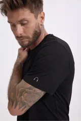 Remera negra de manga corta y cuello redondo.