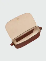 Cartera crossbody de cuero color marrón, con diseño de media luna, solapa frontal con cierre de botón a presión metálico y correa larga ajustable.