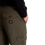 Pantalón cargo de corte recto en color verde oliva, con bolsillos laterales tipo sobre, bolsillos traseros con solapa y bolsillos cargo utilitarios en las piernas. Cuenta con cierre de cremallera y botón.