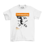 Remera blanca de algodón con estampa frontal inspirada en la película Trainspotting, que incluye el título, una imagen del protagonista y elementos icónicos del film en blanco y negro con detalles en naranja.
