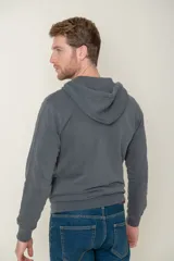 Campera con capucha y cierre frontal, confeccionada en algodón de color azul. Presenta bolsillos tipo canguro, puños y ruedo acanalados.