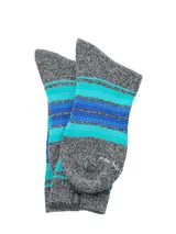 Medias de tejido grueso con diseño de rayas horizontales en tonos azul, turquesa y gris melange. Presentan un largo medio y una etiqueta pequeña con el logo en la parte superior.