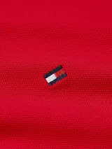 Chomba roja de Tommy Hilfiger, corte regular, cuello tipo chomba, cartera de dos botones, logo de Tommy Hilfiger bordado en el pecho.