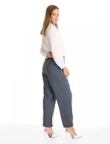Pantalon de corte relajado color beige, con cintura plana en el frente y elástica en la parte posterior. Presenta pierna de corte recto, bolsillos laterales diagonales y bolsillos traseros simulados.