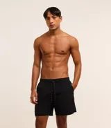 Bermuda básica masculina de microfibra en color negro, con cintura elástica ajustable mediante cordón y bolsillos laterales.
