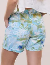 Short de lino con silueta relajada, estampado en tonos azules y tierra sobre fondo blanco. Posee cintura elastizada con cordón ajustable, bolsillos laterales y dobladillo en las piernas.