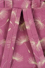 Mochila de lona azul con estampado floral, asas de mano superiores unidas por una tira con broche, detalles en cuero sintético marrón, bolsillo frontal con cierre y compartimentos laterales.