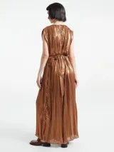 Mono largo sin mangas de corte holgado, confeccionado en tejido plisado con acabado metalizado. Presenta cuello redondo con detalle de abertura y cierre de botón en la parte posterior.