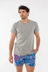 Short de baño azul con estampado de flamencos.