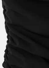 Vestido midi negro con escote bote de hombros caídos y diseño evasé, sin mangas.