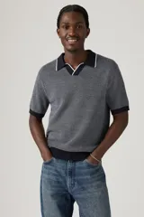 Sweater de punto gris con cuello polo negro con borde blanco, mangas cortas y corte slim.