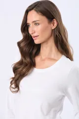 Remera de manga larga con cuello redondo, confeccionada en tejido de algodón suave y ligero, de corte clásico y ajuste cómodo.