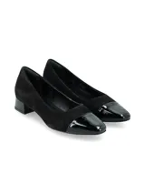 Zapato de tacón bajo color negro, confeccionado en cuero nobuck con puntera y taco forrado en charol, de diseño clásico.